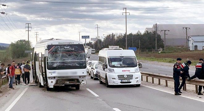 Servis araçları çarpıştı: 5'i askeri personel, 16 yaralı