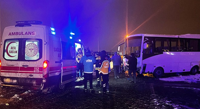 Servis midibüsü ile yolcu otobüsü çarpıştı: 17 yaralı