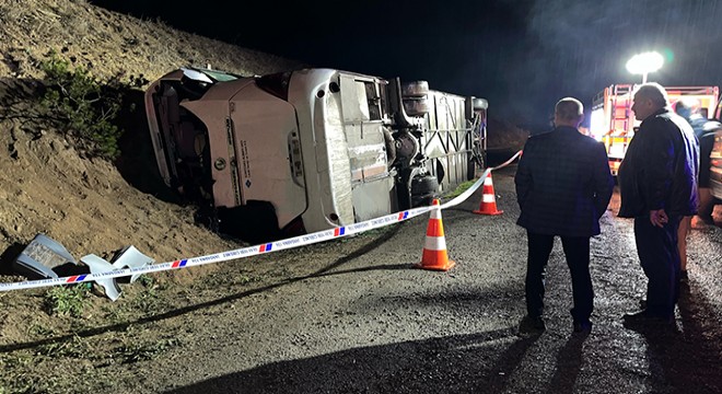 Servis otobüsü yol kenarına devrildi; 23 yaralı
