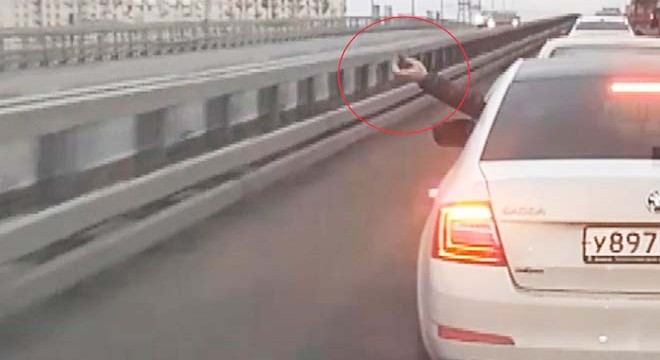 Seyir halindeki aracının camından el bombası attı