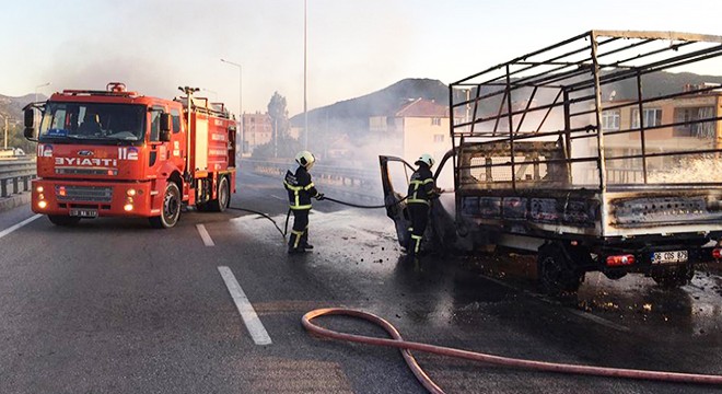 Seyir halindeki kamyonet yandı