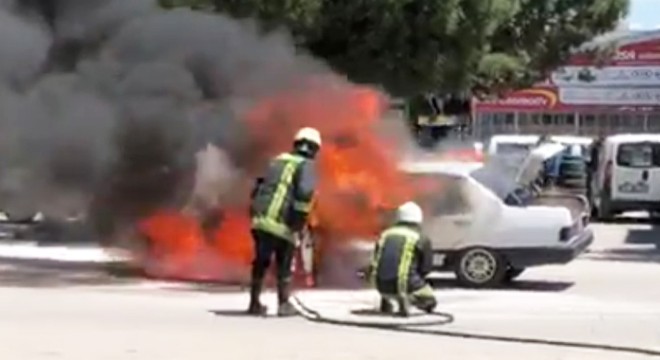 Seyir halindeki otomobil yandı