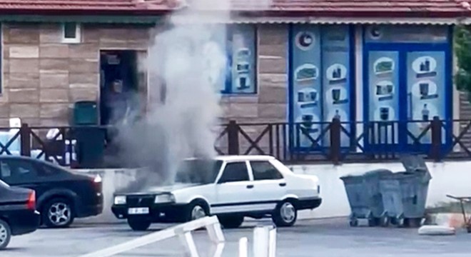 Seyir halindeki otomobil yandı