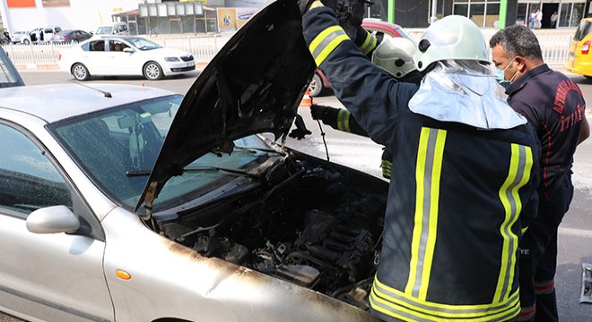 Seyir halindeki otomobilde yangın