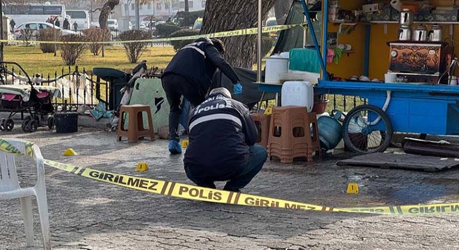 Seyyar çaycı ve müşterisi, silahlı saldırıda yaralandı