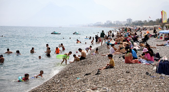 Sıcaklık artınca, Konyaaltı Sahili doldu