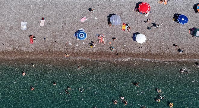 Sıcaktan kaçışın adresi Konyaaltı Sahili