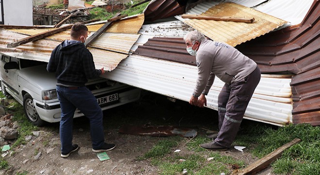 Şiddetli rüzgarda çatı otomobilin üzerine uçtu