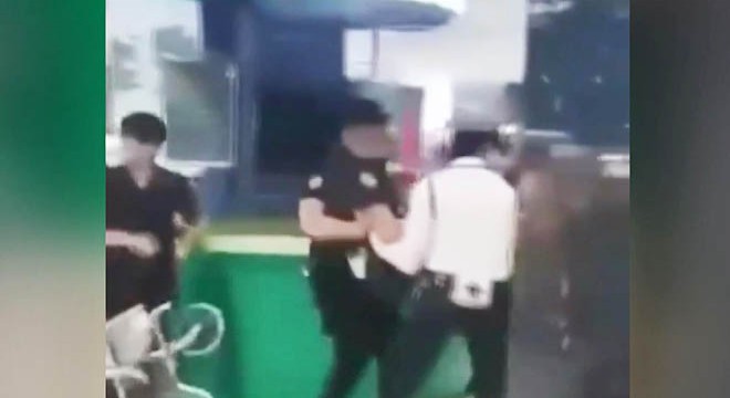 Silahlı kişi AVM'de 50 kişiyi rehin aldı