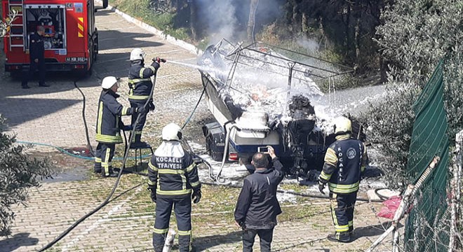 Sitenin bahçesindeki 45 bin dolarlık tekne yandı
