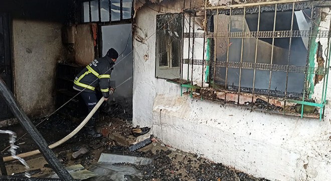 Sobadan çıkan yangında yaşlı çift evsiz kaldı