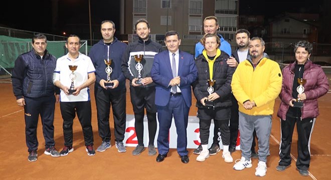 Sokak hayvanlarına destek için tenis turnuvası