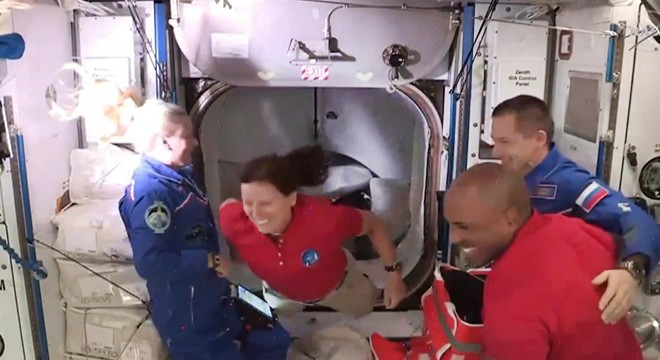 SpaceX, 4 NASA astronotunu başarıyla uzay istasyonuna götürdü