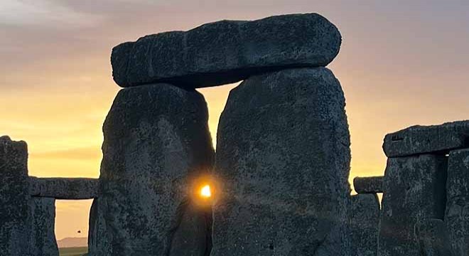 Stonehenge'de binlerce kişi kış gün dönümünü kutladı