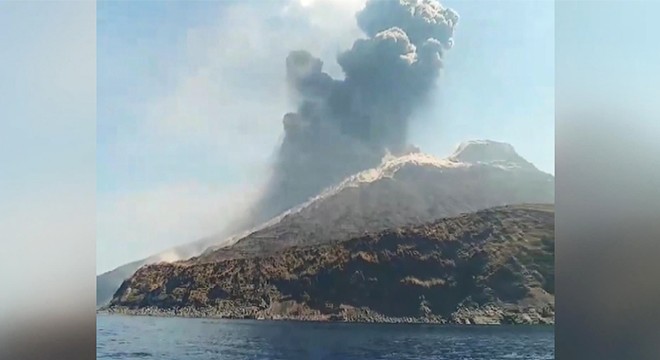 Stromboli Yanardağı yine patladı
