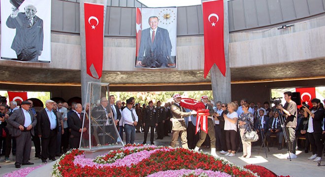 Süleyman Demirel, kabri başında anıldı