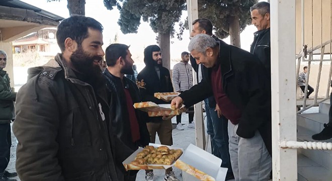 Suriyeliler Esad yönetiminin devrilmesini tatlı dağıtarak kutladı