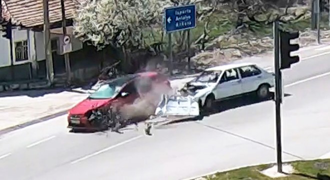 Sürücülerin yaralandığı kaza kamerada