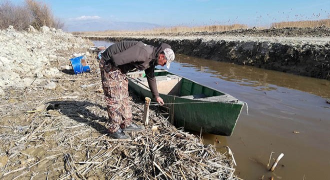 Suyu çekilen Eber Gölü'nde kayıklar için çalışma