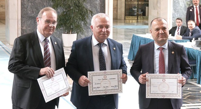 TBMM'de 28'inci dönem milletvekilleri kayıtlarını yaptırıyor