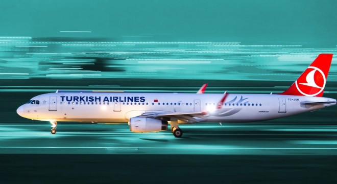 THY uçağının camı çatladı