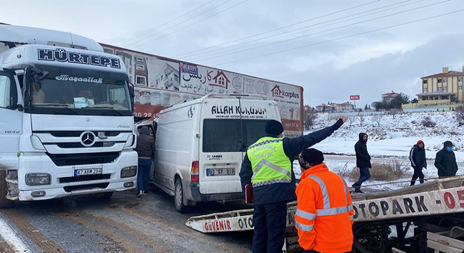 TIR'a çarpan kamyonet sürücüsünü itfaiye kurtardı
