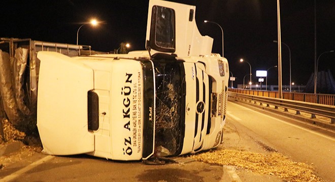 TIR devrildi: 1 yaralı