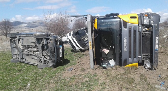 TIR devrildi, 7 araç hasar gördü
