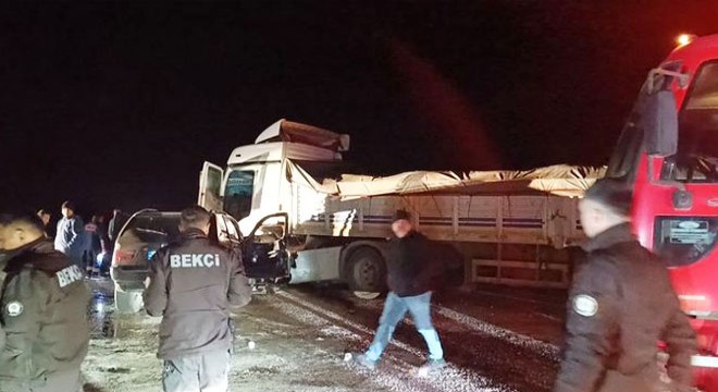 TIR ile cip çarpıştı: 2'si polis, 4 yaralı