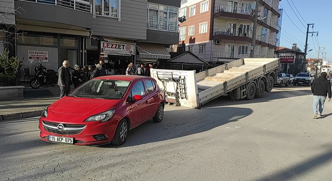 TIR'ın dorsesi park halindeki otomobile çarptı