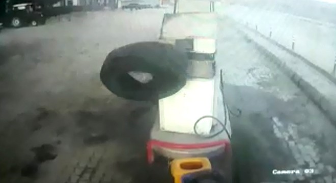 TIR'ın fırlayan tekeri, akaryakıt istasyonu pompasına çarptı