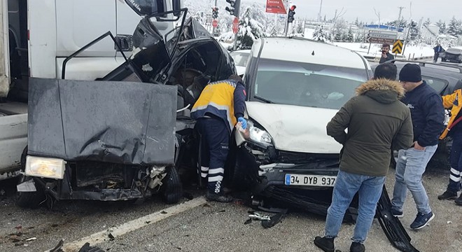 TIR, kırmızı ışıkta bekleyen 5 araca çarptı: 1 ölü, 11 yaralı