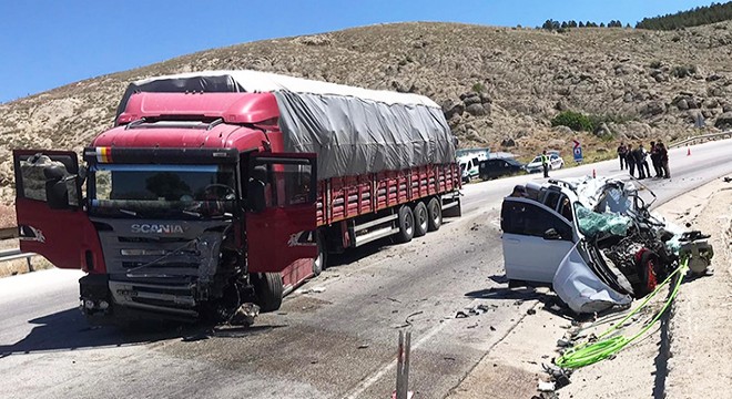 TIR'la çarpışan araç hurdaya döndü, sürücü öldü
