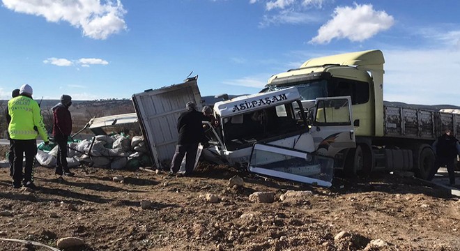 TIR'la kamyonet çarpıştı