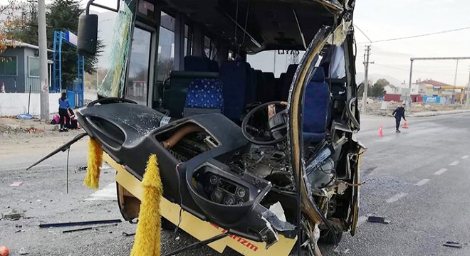 TIR'la midibüs çarpıştı: 1 yaralı