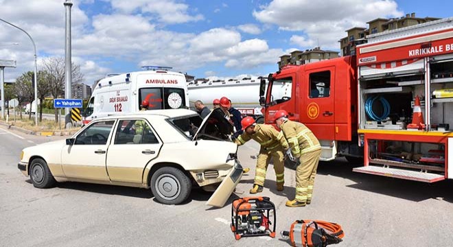 TIR otomobile arkadan çarptı: 2 yaralı