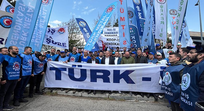 TÜRK-İŞ'ten bakanlık önünde '1 Mayıs'ı kutlaması