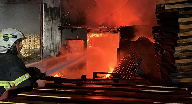 Tahta palet atölyesindeki yangın söndürüldü
