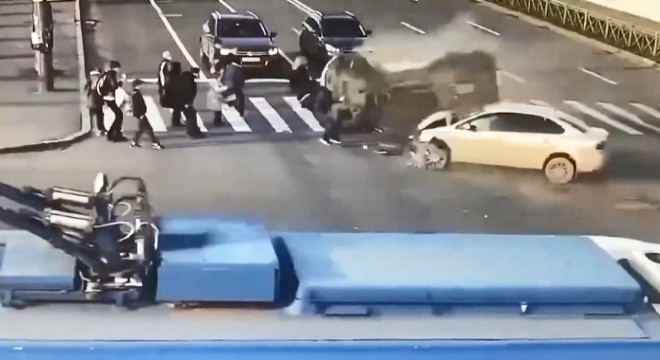 Takla atan otomobil yayaların üzerine devrildi: 7 yaralı
