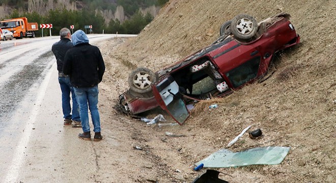Takla atan otomobildeki 3 kişi yaralandı