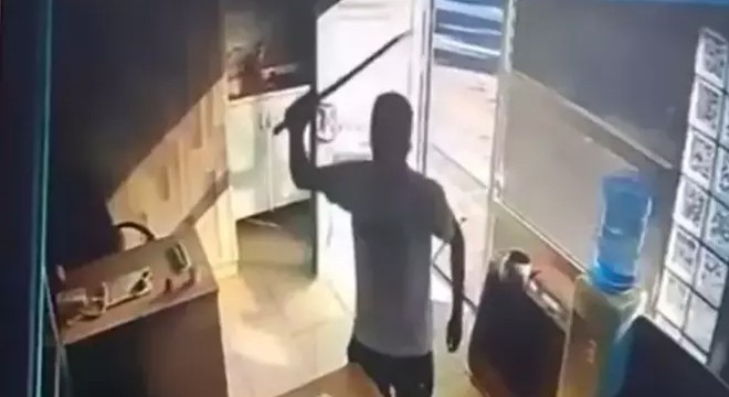 Taksi durağında dehşet: Gelmedi diye kılıç savurdu