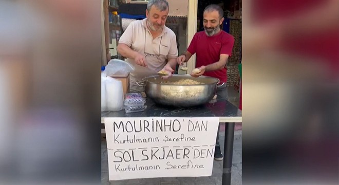 Taraftarlar, Mourinho ve Solskjaer’in gidişi için helva kavurdular