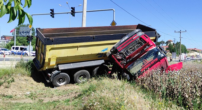 Tarlaya devrilen TIR'ın sürücüsü yaralandı