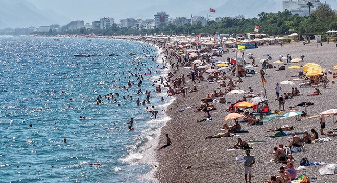Tatilin son günlerinde Antalya sahilleri doldu