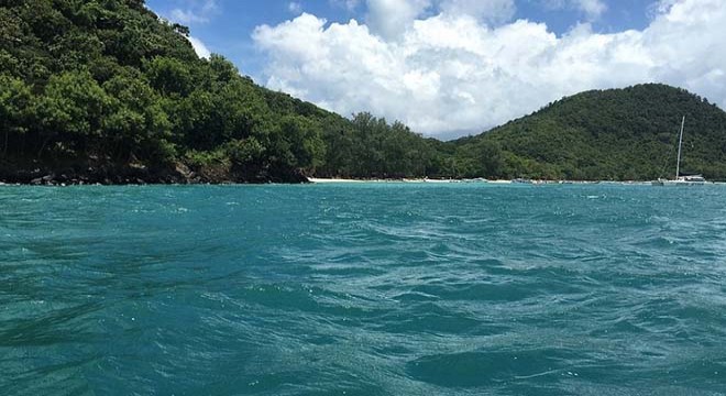 Tayland’da turist teknesi alabora oldu