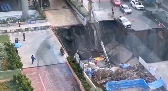 Tayland'da yol çöktü; 50 metrelik çukur oluştu