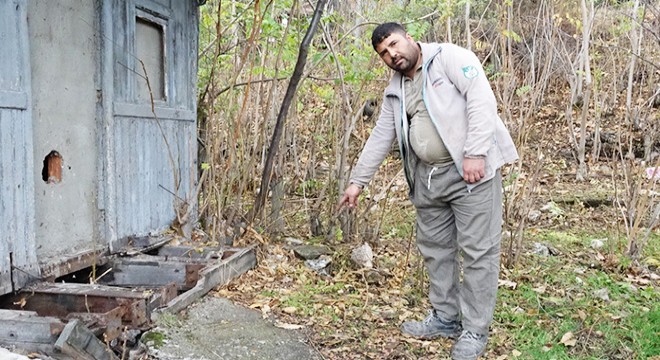Tekme attığı poşetten el bombaları çıktı