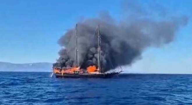 Tekne yandı, turistler ve mürettebat tahliye edildi