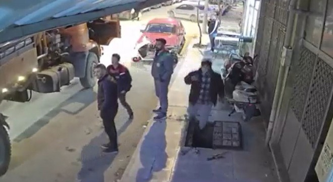 Telefona bakarak yürürken rögara düştü