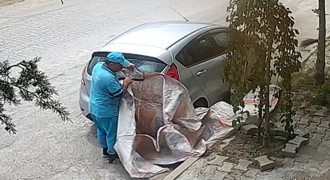 Temizlik personelinden aracın zarar görmemesi için brandalı önlem
